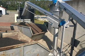 生活污水脱水后的污泥输送现场